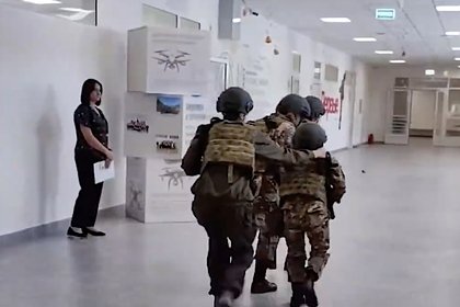 Дети с автоматами в камуфляже разыграли сцену из зоны СВО на открытии школы 1 сентября