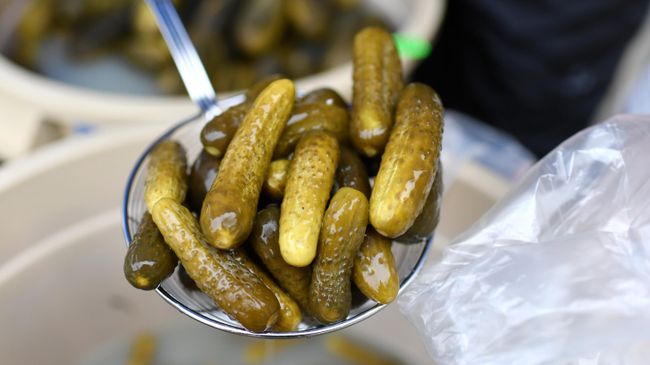 Врач рассказала, кому нельзя есть соленые огурцы