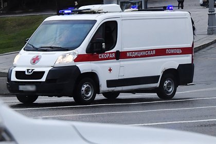 Двух детей на велосипеде сбила иномарка во дворе российского города