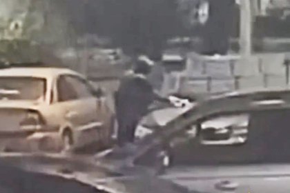 Ударившийся больной ногой о машину москвич отомстил ей