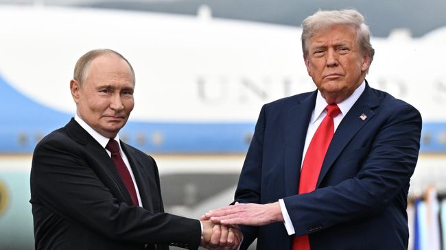 Путин и Трамп условились оставаться на связи, сообщил Ушаков