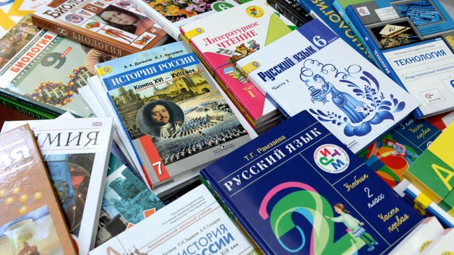 Школа не может требовать деньги на учебные материалы, заявили в Роскачестве