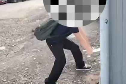 Школьник надругался над флагом России из-за обиды за игры