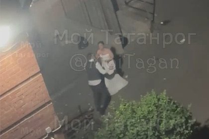 Жестокое избиение невесты в день свадьбы во дворе российской многоэтажки попало на видео