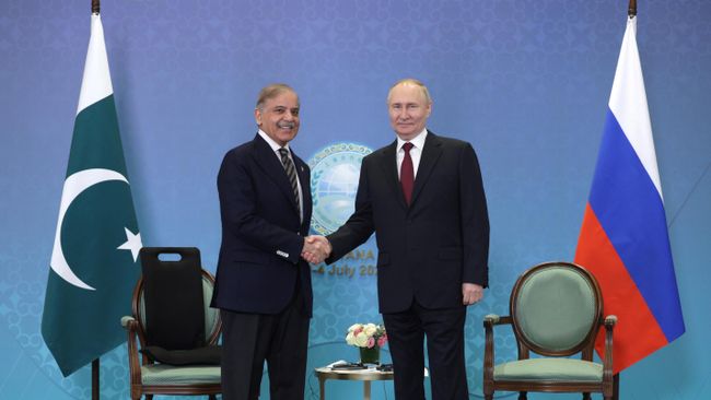 Путин в Бишкеке кратко побеседовал с премьером Пакистана