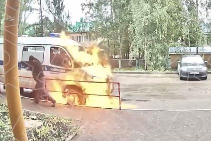 Едва не вспыхнувший при поджоге полицейской машины пироман попал на видео