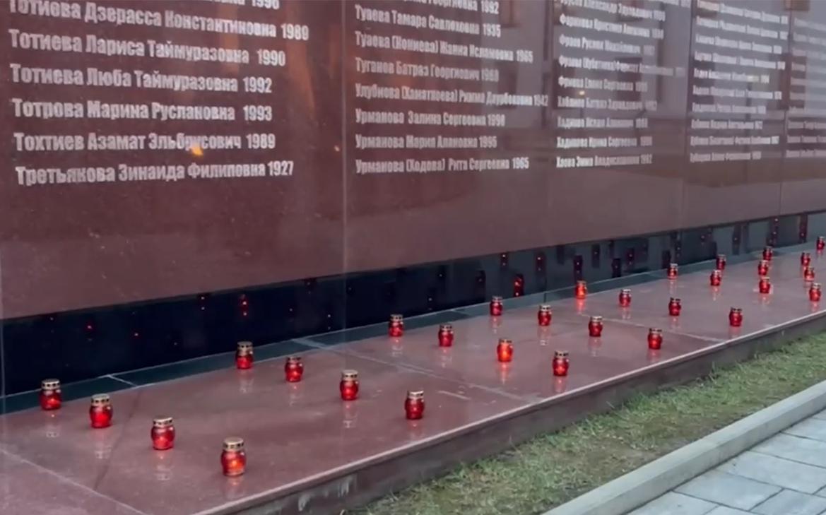 В Беслане зажгли свечи в память о жертвах теракта. Видео