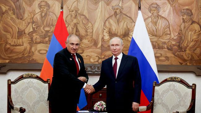 Путин предложил Пашиняну в спокойной обстановке обсудить выбор пути Армении