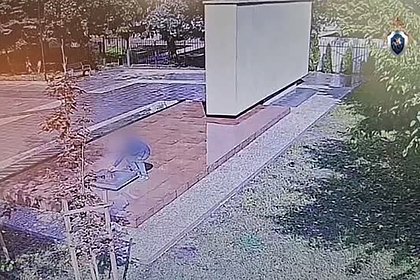 Прикуривший на братской могиле от Вечного огня россиянин попал на видео