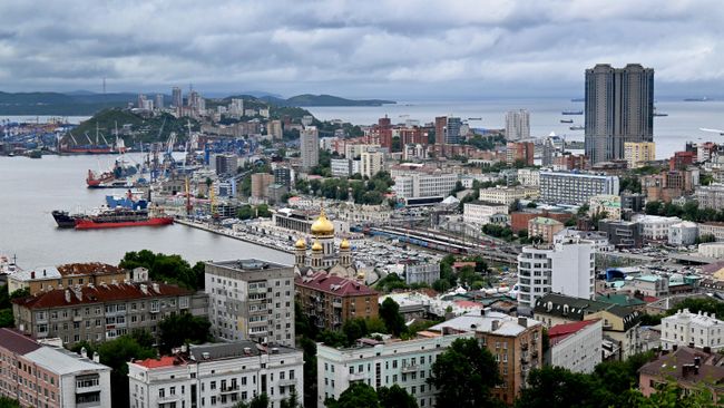 Теплоход без экипажа сорвало с якоря во Владивостоке