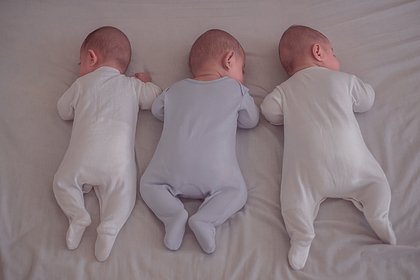 Женщина родила тройню весом девять килограммов