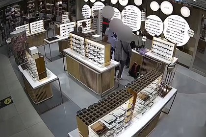 Пассажиры украли из Duty Free аэропорта Москвы товары на 45 тысяч рублей и попали на видео