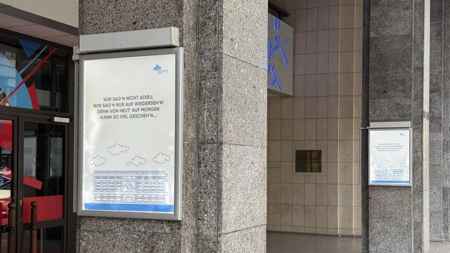 Немка расплакалась из-за закрытия Русского дома в Берлине