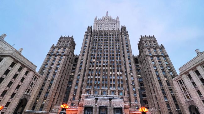 Запад давно перестал быть пупом земли, заявили в МИД