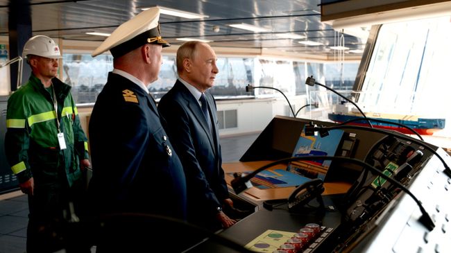 Путин оценил технологичность танкера-газовоза "Петр Столыпин"