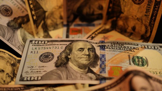 США отрезали Россию от доллара, заявил Песков