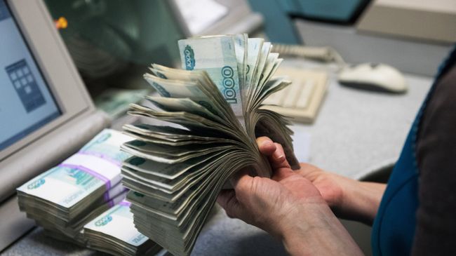 Стало известно, в какой сфере получают самые высокие зарплаты в России