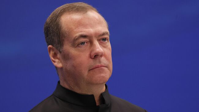 ФРГ заслуживает удара по производствам техники для Киева, заявил Медведев