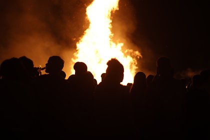 Беременную блогершу привязали к дереву и подожгли