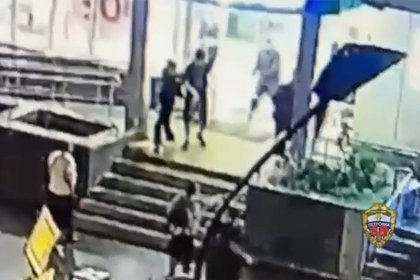 Появилось видео нападения мужчины со сковородкой на российского пенсионера из-за замечания